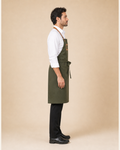 Avental Olive em modelo masculino - lateral