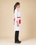 Avental Red em modelo feminino - lateral